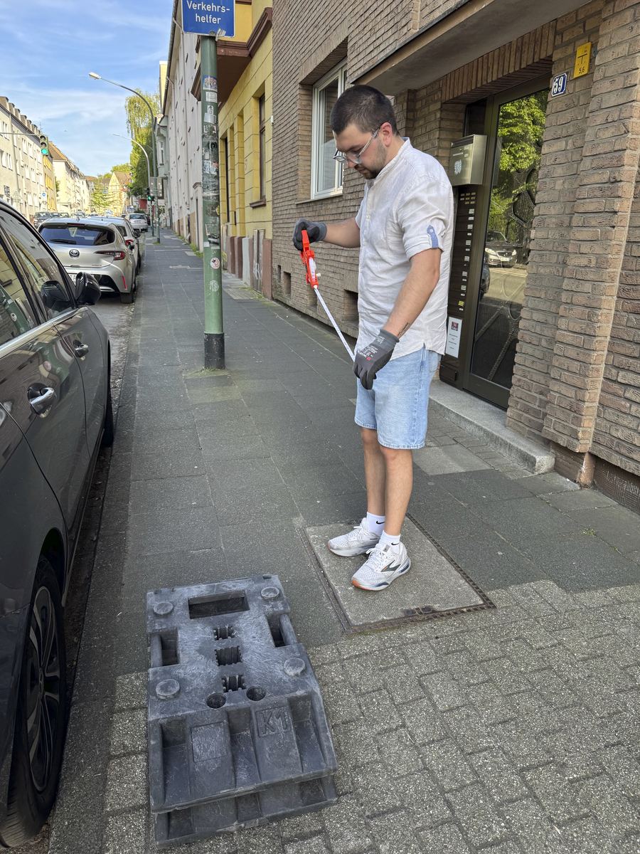 Ausmessen der Halteverbotszone auf dem Gehweg vor der Aufstellung