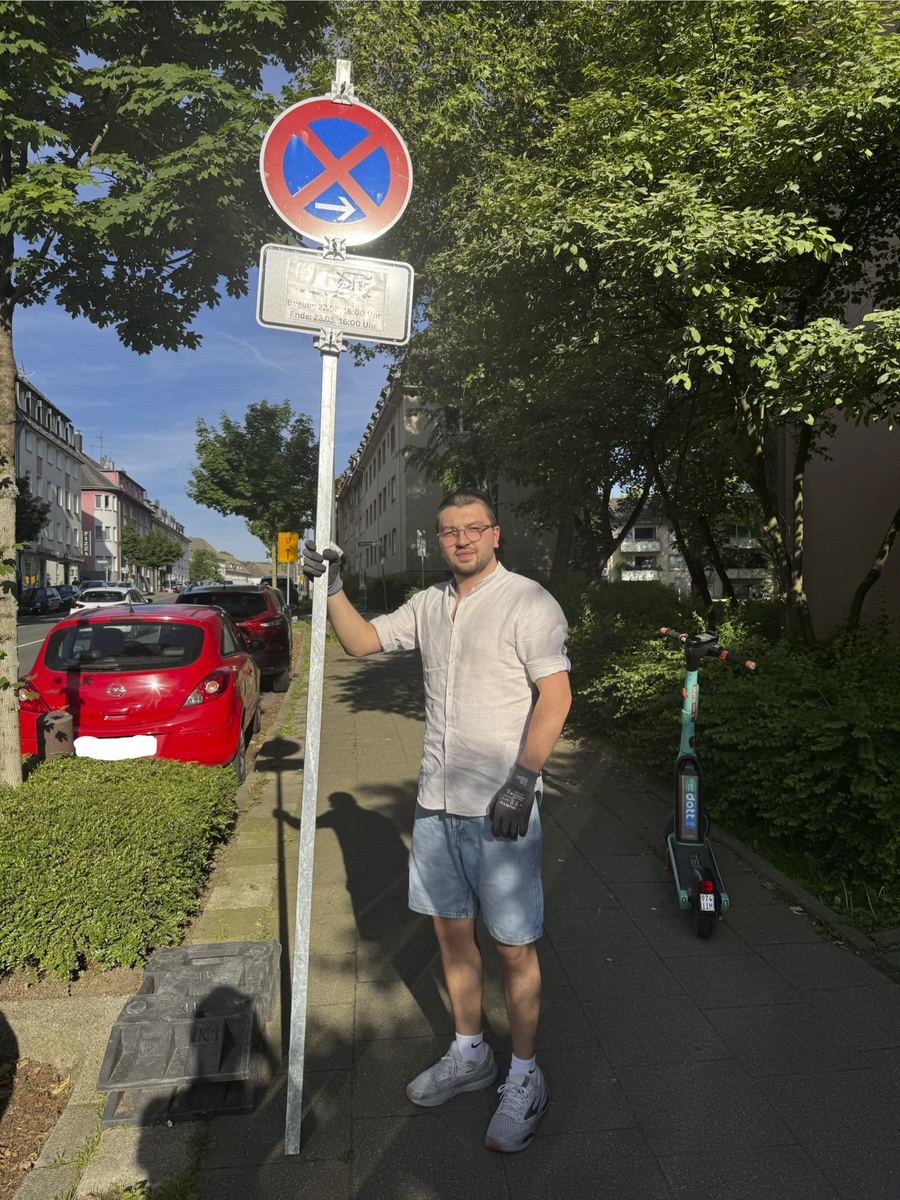 Fertig aufgestellte Halteverbotszone, der Inhaber steht daneben
