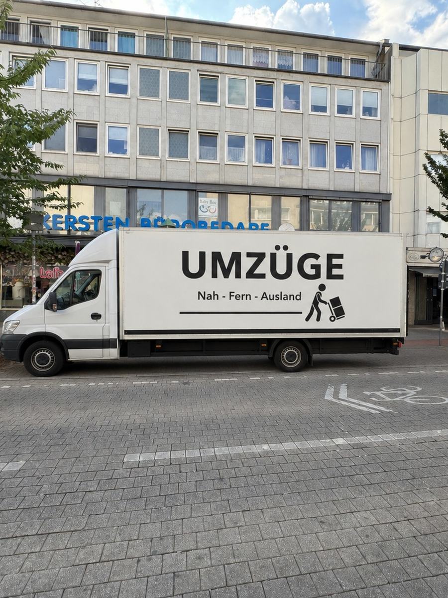 Umzugswagen parkt in der reservierten Halteverbotszone direkt vor dem Gebäude