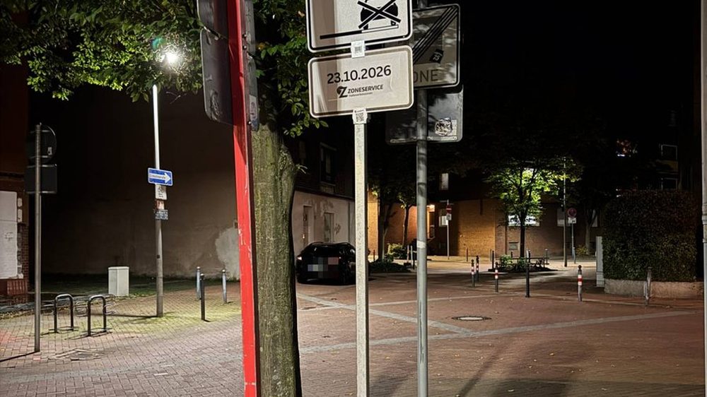 Halteverbotszone am Straßenrand bei Nacht, aufgestellt auf dem Gehweg