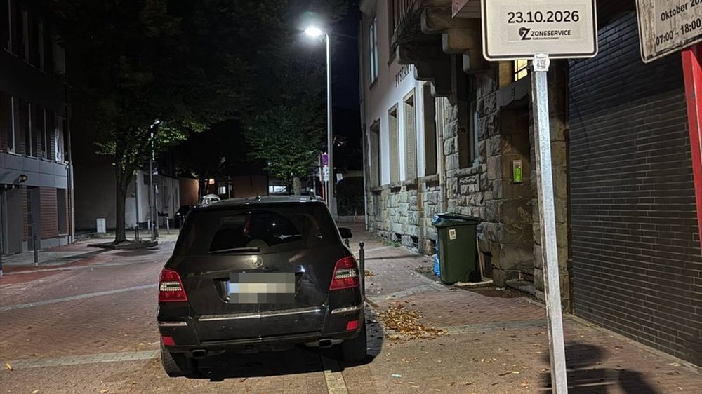 Halteverbotszone auf gepflastertem Grund, davor ein geparktes Auto
