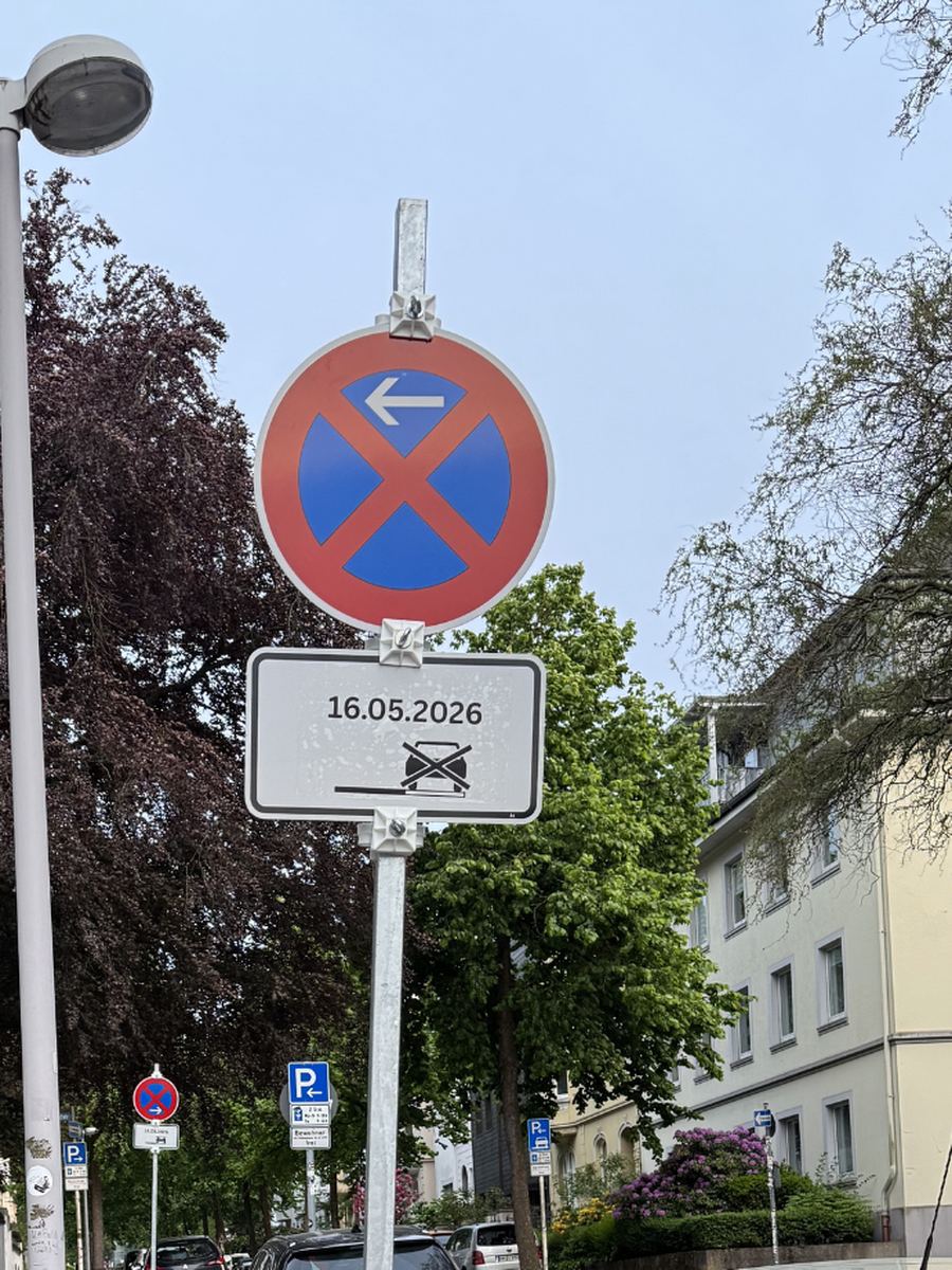 Halteverbotsschild Zeichen 283 mit Zusatzschild und Datumsangabe