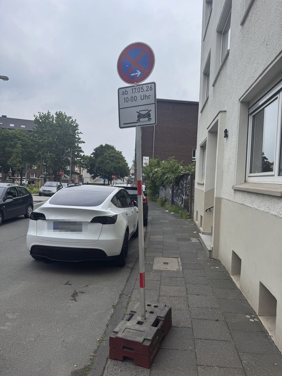 Fertig aufgestellte Halteverbotszone mit Schild ab 17.05.26, 10:00 Uhr
