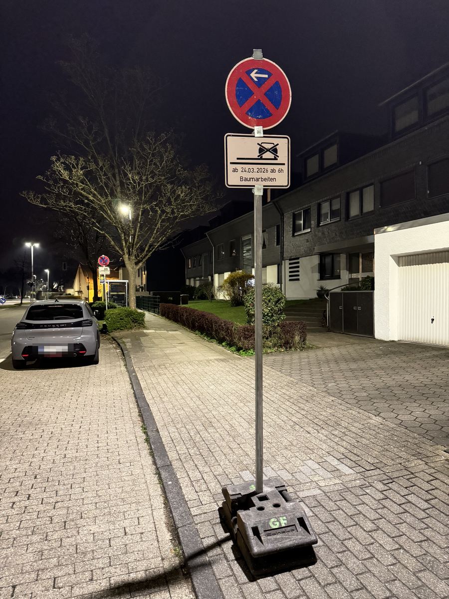 Halteverbotszone bei Nacht mit Zusatzschild für Baumarbeiten und Betonfuß