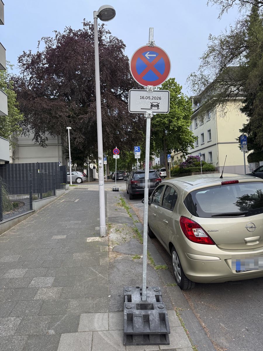 Aufgestellte Halteverbotszone am Straßenrand mit Datum 16.05. auf dem Zusatzschild